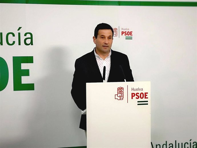 Imagen de archivo del que era  secretario de Política Municipal de la Ejecutiva Provincial del PSOE de Huelva, Ezequiel Ruiz, en rueda de prensa.