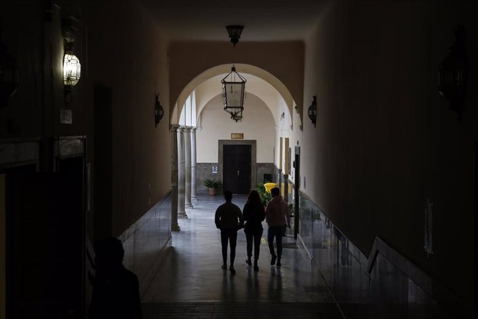 Ambiente en la Universidad de Granada tras conocerse las restricciones sanitarias para la Covid-19, que la Junta de Andalucía impuso en la ciudad anulando las clases presenciales de los universitarios