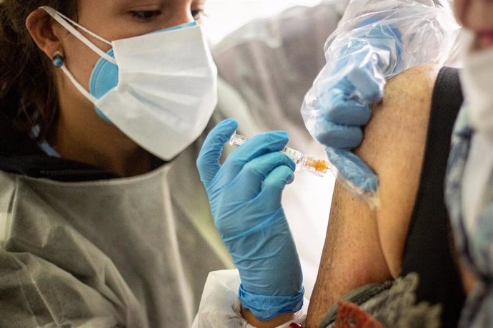 Una enfermera inyecta la vacuna contra la gripe a un paciente en el recinto habilitado en el Iradier Arena, en Vitoria, Álava, País Vasco, (España), a 13 de octubre de 2020. Bajo el lema '¡Este año más que nunca, aléjate de la gripe!', la campaña antigr