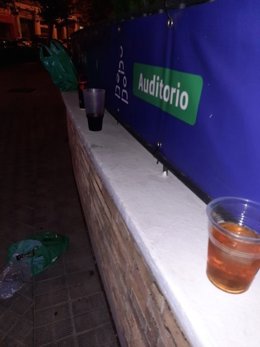 Policía Municipal interviene en un botellón con 100 jóvnes en la puerta de una residencia