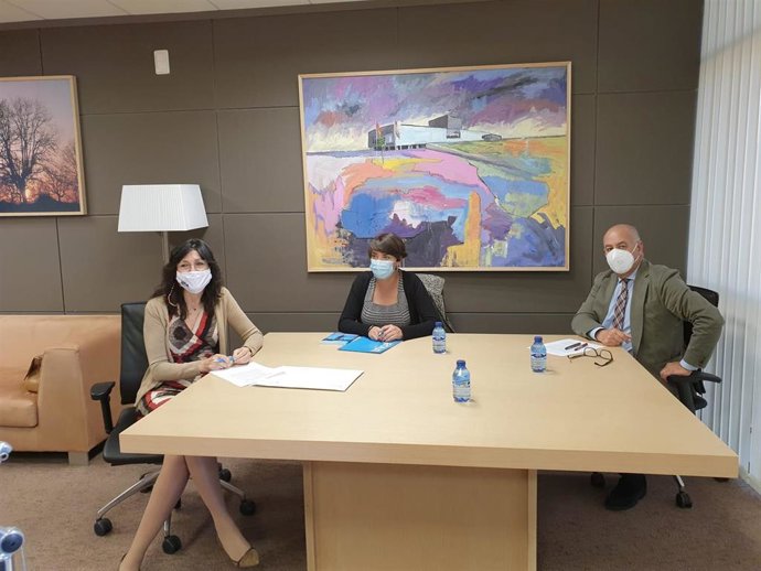 Reunión entre parlametarios del PP y la represenante de Unicef en CyL.