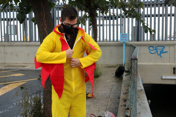 Pla mitj del cmic Guillem Estadella emprovant-se un vestit de pollastre abans de fer el seu xou en un tren de Rodalies, el 4 de novembre del 2020 (horitzontal)