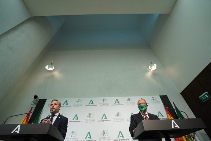 Los consejeros de Hacienda y Financiación Europea, Juan Bravo, y de Transformación Económica, Industria, Conocimiento y Universidades, Rogelio Velasco, tras la reunión semanal del Consejo de Gobierno