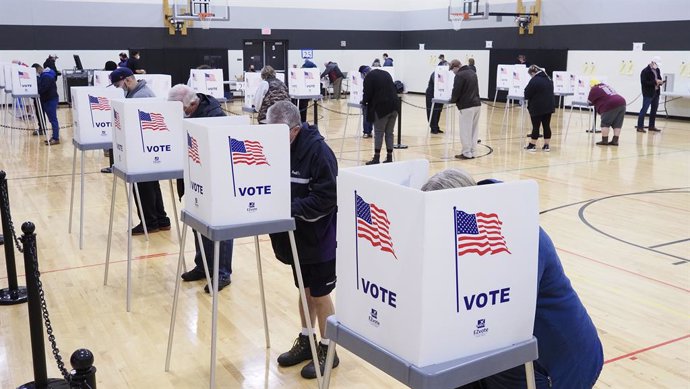 03 November 2020, US, Sioux City: People cast their votes at privacy booths inside a polling station at a local school gymnasium during the US Presidential election. Photo: Jerry Mennenga/ZUMA Wire/dpa