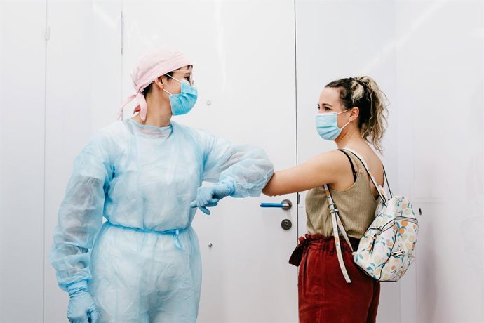 Una paciente se despide tras finalizar su tratamiento en el dentista