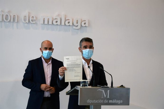 El portavoz del PSOE en la Diputación de Málaga, José Bernal, con el diputado provincial Javier Jerez