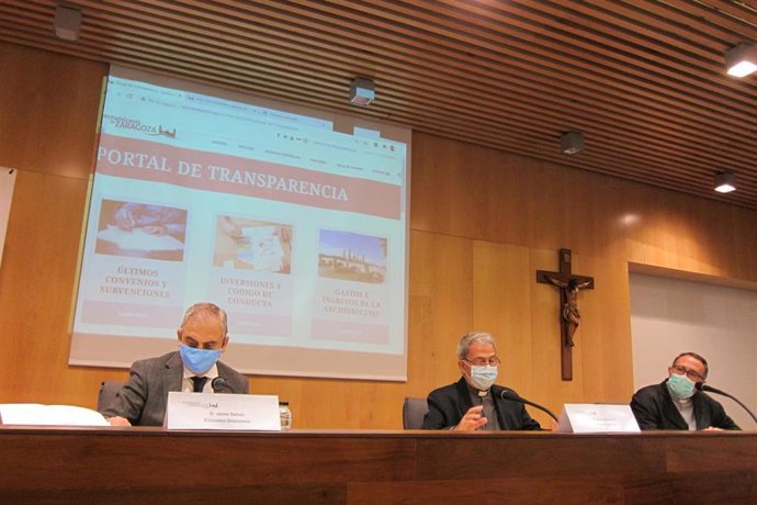 El ecónomo de la Archidiócesis de Zaragoza, Jaime Sanaú, el vicario general de la misma, Manuel Almor, y delegado de Medios de Comunicación de esta institución, José Antonio Calvo.