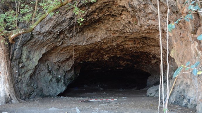 Entrada a la cueva de Makpan donde fue descubierto el enterramiento
