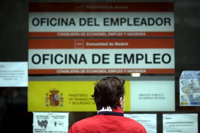 Una persona pasa al lado de una Oficina de Empleo 