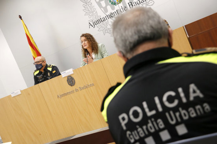 La regidora de Seguretat de Badalona, Irene González, en roda de premsa sobre la Gurdia Urbana, el 4 de novembre de 2020 (horitzontal)