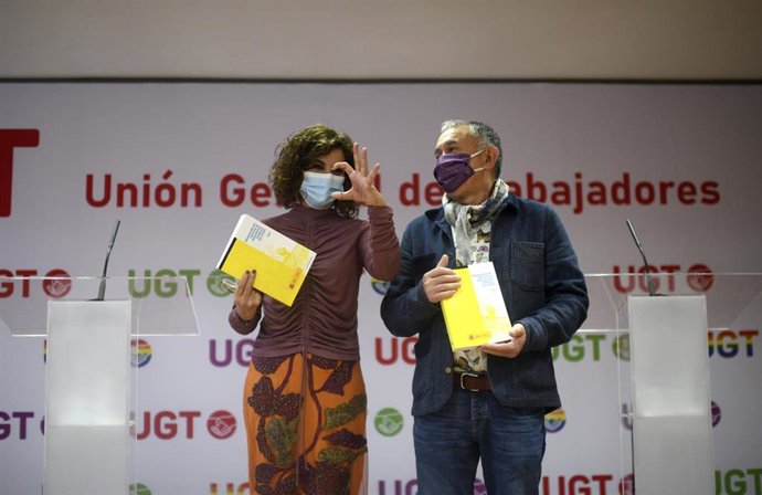 La ministra de Hacienda, María Jesús Montero, y el secretario general de UGT, Pepe Álvarez