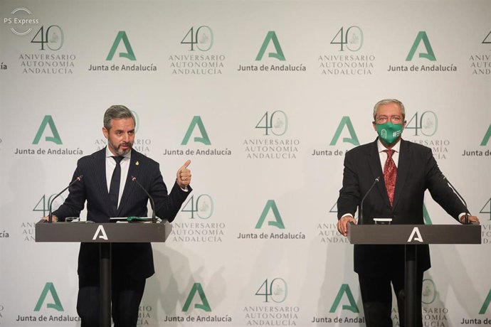 Rueda de prensa  de los consejeros de Hacienda y Financiación Europea, Juan Bravo (I), y de Transformación Económica, Industria, Conocimiento y Universidades, Rogelio Velasco (d), tras la reunión semanal del Consejo de Gobierno. Sevilla a 04 de noviembr