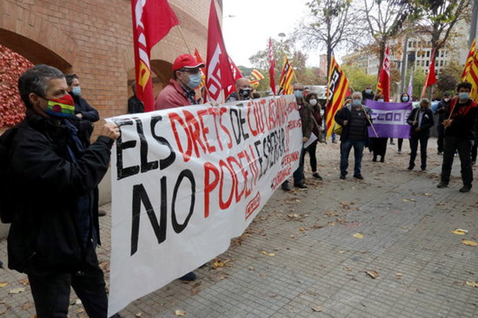 Pla general de la concentració que CCOO ha fet aquest 4 de novembre del 2020 al davant de la Subdelegació de l'Estat a Girona (Horitzontal)