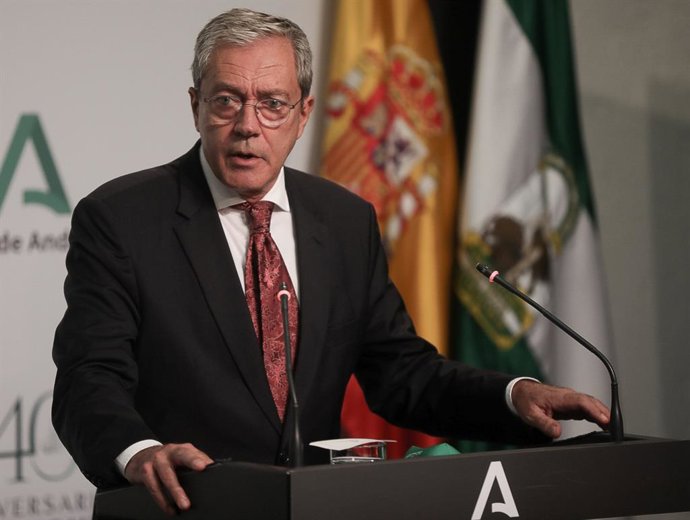 El consejero de Transformación Económica, Industria, Conocimiento y Universidades, Rogelio Velasco, durante la rueda de prensa posterior a la reunión del Consejo de Gobierno de la Junta de Andalucía. En Sevilla (Andalucía, España), a 04 de noviembre de 