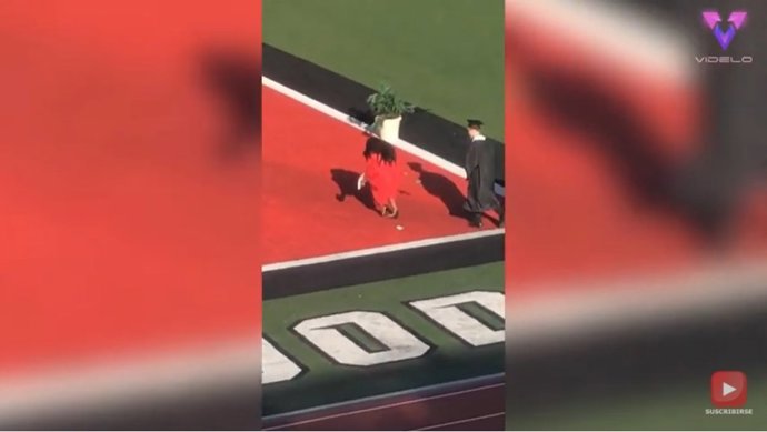 Una joven pierde el equilibrio en tacones durante su ceremonia de graduación