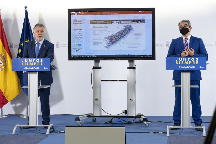 El presidente y el vicepresidente de Canarias, Ángel Víctor Torres y Román Rodríguez, respectivamente (de izquierda a derecha), el día que presentaron el proyecto de presupuestos de Canarias para 2021