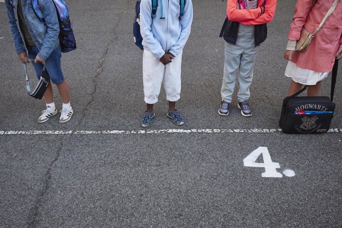 En el primer día de colegio del curso escolar 2020-2021, niños guardan la distancia de seguridad en el Colegio Público Víctor Pradera en Pamplona  