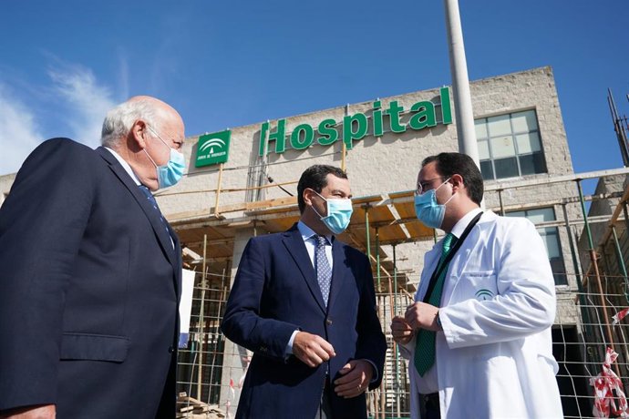 El presidente de la Junta, Juanma Moreno,visita las obras en el Hospital Universitario Juan Ramón Jiménes de Huelva,  junto al consejero de Salud y Familias, Jesús Aguirre, y el  el director-gerente del centro, José Luis Bonilla (Foto de archivo).
