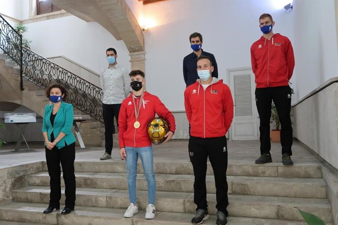 La consellera de Deportes, Fina Santiago, y el piloto Izan Guevara