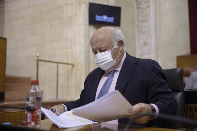 El consejero de Salud, Jesús Aguirre, en el Pleno del Parlamento