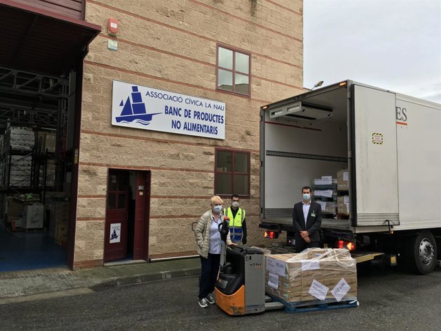 Mercadona dona más de 7.000 biberones y tetinas a la Associació Cívica La Nau