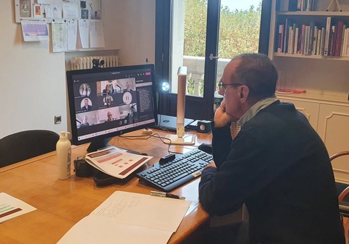 Pla mitj on es pot veure l'alcalde de Lleida, Miquel Pueyo, participant de manera telemtica a la Comissió de Seguretat, el 4 de novembre de 2020. (Horitzontal)