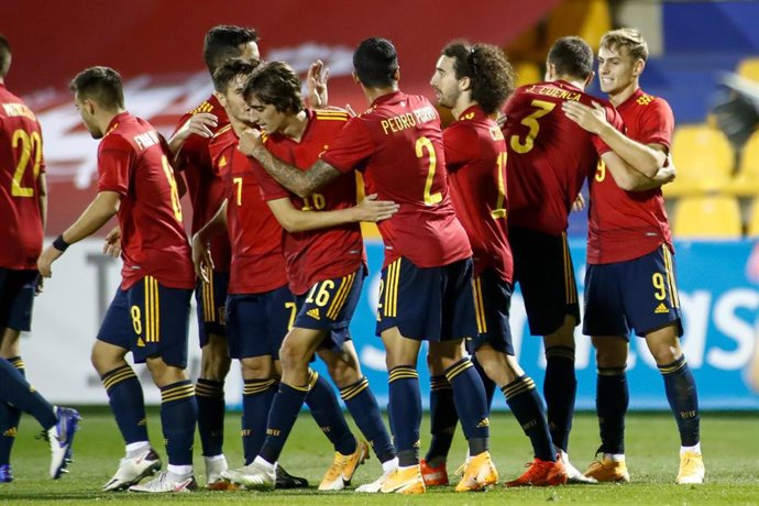 La selección española sub-21 celebra un gol