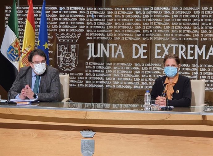 El vicepresidente segundo de la Junta y consejero de Sanidad, José María Vergeles, y la vicepresidenta primera y consejera de Hacienda, Pilar Blanco-Morales