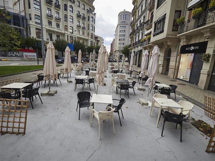 Terraza cerrada y vacía el día en el que han entrado en vigor las nuevas restricciones en Navarra para tratar de reducir los casos de Covid-19