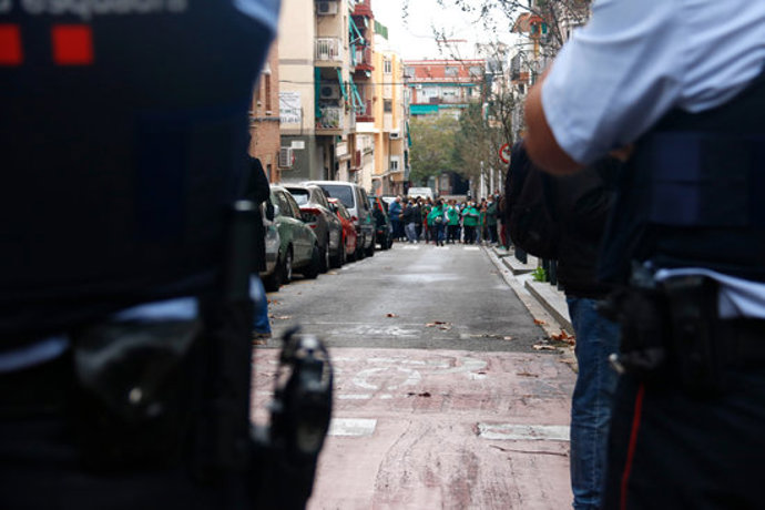 Membres de la PAH, al fons, concentrats per aturar un desnonament al carrer Borrs, a Nou Barris. Imatge del 4/11/2020 (horitzontal)