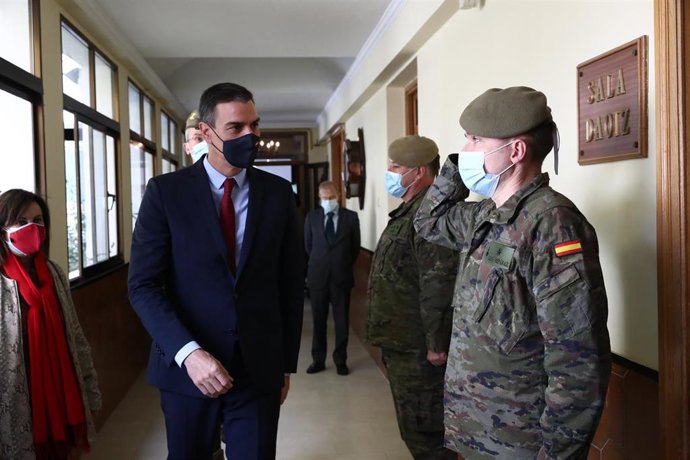 El presidente del Gobierno, Pedro Sánchez, en una visita a la Unidad de Vigilancia Epidemiológica