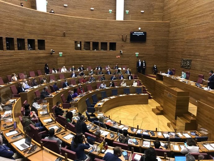 Primer pleno de Les Corts con mamparas