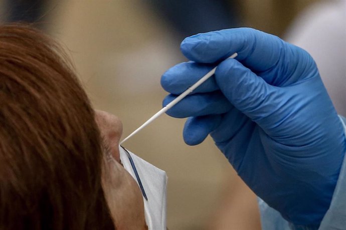 Una mujer se somete a un test de antígenos para detección del coronavirus. 3 de noviembre de 2020.