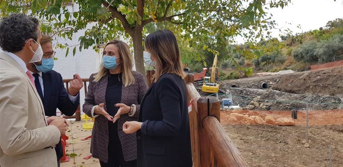 La consejera de Fomento, Infraestructuras y Ordenación del Territorio, Marifrán Carazo, en Santa Cruz del Comercio (Granada) (Foto de archivo).