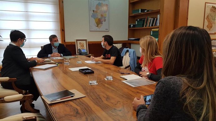 El consejero de Vertebración del Territorio, José Luis Soro, se ha reunido con la Coordinadora de Vivienda de Aragón.