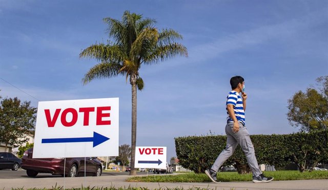 Un hombre acude a votar en las elecciones estadounidenses