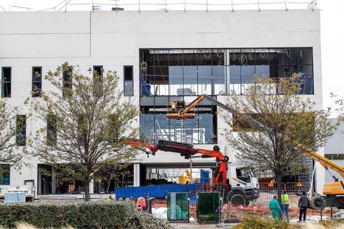 Varios obreros trabajan con maquinaria de construcción en las obras del nuevo Hospital de Emergencias de la Comunidad de Madrid, el Hospital Isabel Zendal, en la zona de Valdebebas, Madrid (España), a 22 de octubre de 2020.