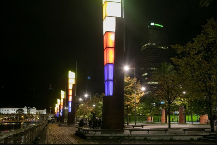 Farolas encendidas con colores en Bilbao.