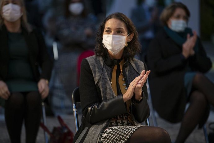 La ministra de Industria, Comercio y Turismo, Reyes Maroto, presenta la campaña 'Levantar una persiana es construir un país' diseñada para apoyar al comercio, en el Museo López Villaseñor, en Toledo a 27 de octubre de 2020.