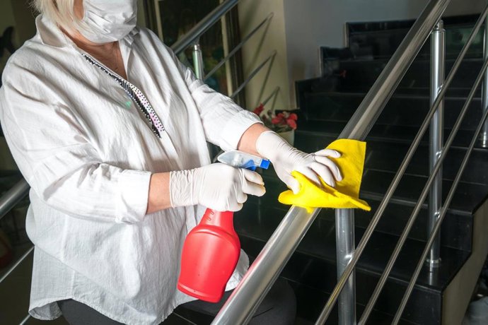 Una empleada en tareas de desinfección en un hotel