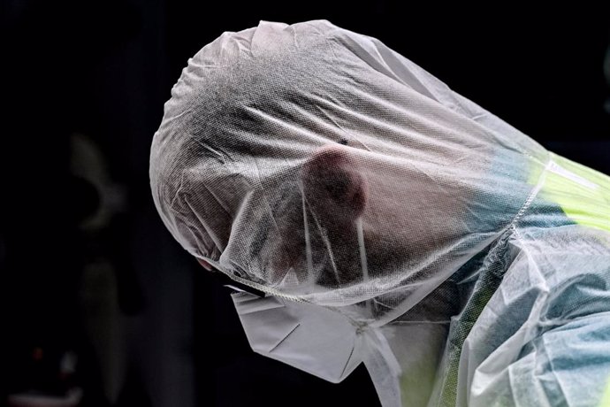 02 November 2020, Belgium, Antwerp: An Ambulance centre Antwerp worker wears a full protective suit is seen during the transport of coronavirus patient. Belgium is in a second lockdown as hospitalisations of COVID-19 patients reach record highs. Photo: 