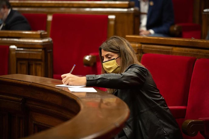 La portavoz del Govern, Meritxell Budó, en una sesión de control al Ejecutivo catalán en el Parlament, en Barcelona, Catalunya (España), a 4 de noviembre de 2020. Durante este pleno, el Ejecutivo catalán responderá, entre otras, a cuestiones relacionada