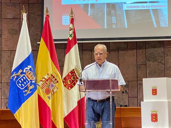 El presidente del Cabildo de La Gomera, Casimiro Curbelo, durante la presentación del Proyecto de Presupuestos para 2021