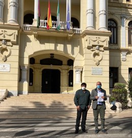 Juan Carlos Pedrosa, presidente de CSIF Málaga, y Francisco González, responsable de Educación del sindicato, tras registrar la petición en el Ayuntamiento de la capital.