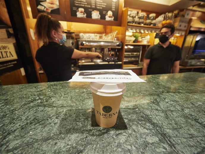 Café para llevar en la Cafetería Taberna de Pamplona.