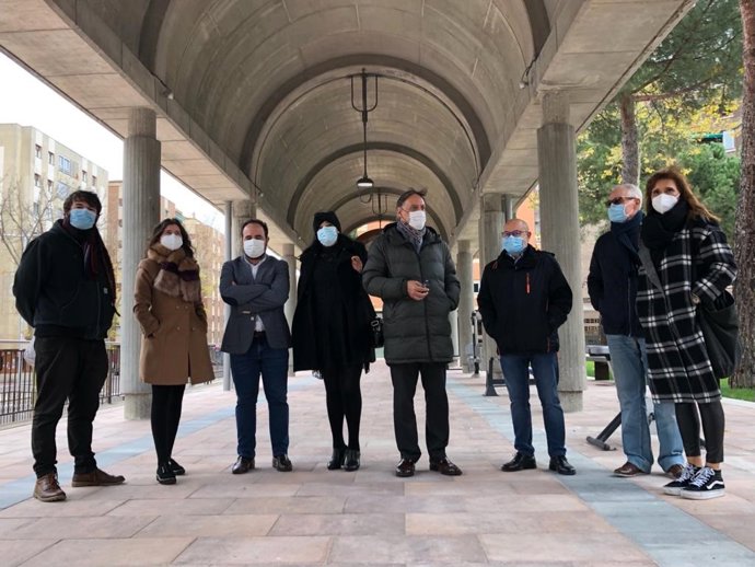 El alcalde en su visita a la recién remodela plaza de Barcelona.