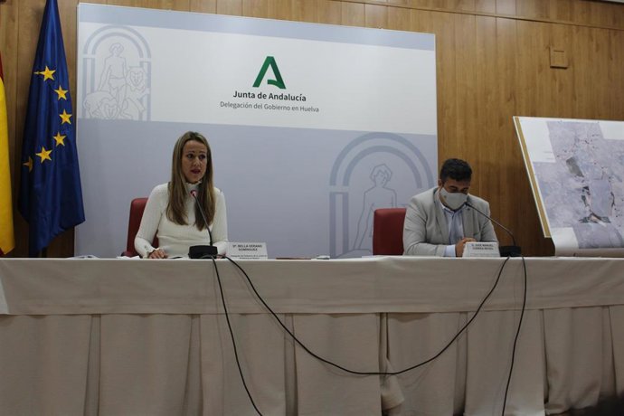 La delegada del Gobierno de la Junta de Andalucía en Huelva, Bella Verano, y el delegado de la Consejería de Fomento, Infraestructuras y Ordenación del Territorio, José Manuel Correa, en la presentación del proyecto.