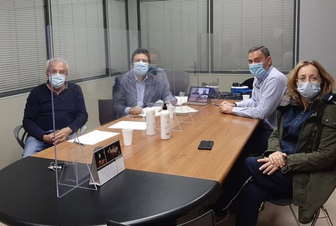 Pla obert de la reunió del secretari d'Infraestructures, Isidre Gavín, amb Jaume Setó, Enric Mir, i Dolors Tella, al Consell Comarcal de les Garrigues, el 4 de novembre del 2020. (Horitzontal)