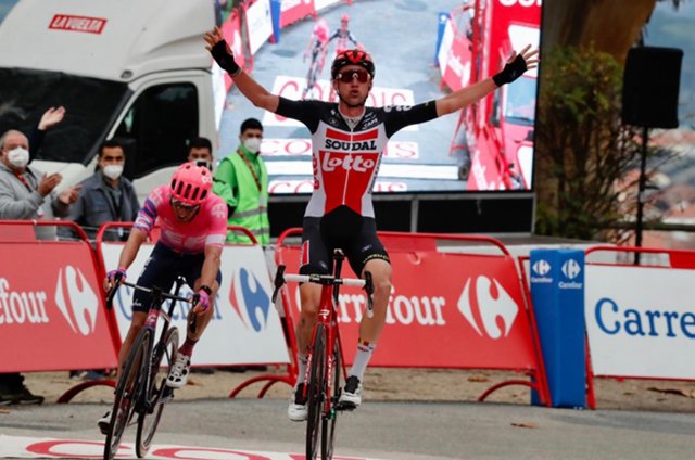 El ciclista belga Tim Wellens (Lotto Soudal) celebra su victoria en la decimocuarta etapa de La Vuelta ciclista a España 2020, disputada entre Lugo y Ourense, por delante de Michael Woods (EF)