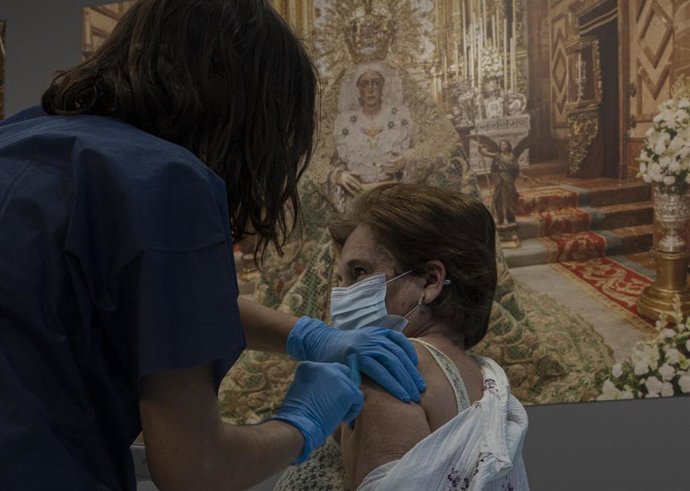 Una mujer se vacuna en la Casa de Hermandad de la Macarena en Sevilla, durante la administración de vacunas contra la gripe a personas mayores de 65 años, foto de archivo